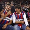 Barca-20100509-在場邊看球的Pique-Bojan-Puyol.jpg