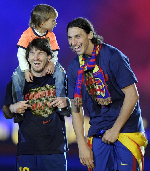 Barca-20100516-奪冠歡慶-kid-messi-ibra.jpg