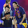 Barca-20100516-奪冠歡慶-kid-messi-ibra.jpg