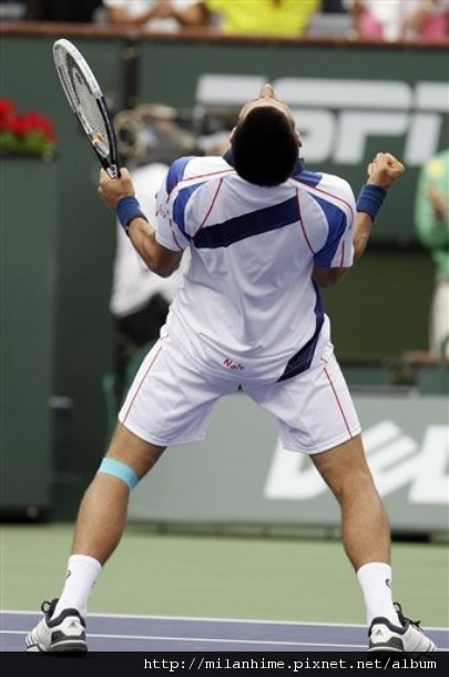 2011IndianWells-0320-Nole-決賽勝Nadal-握拳背影.jpg