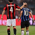 Milan-2011-0402-inter-荷蘭德比-vanBommel-Sneijder2.jpg