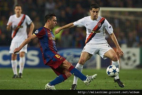 2011-0406-CLBest8-Barca-Xavi-重心低好踢球.jpg