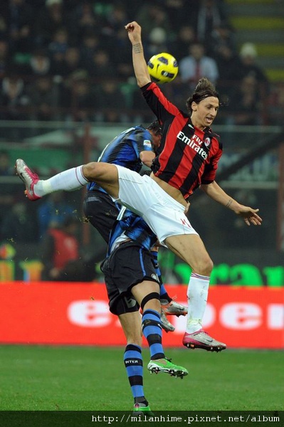 Milan-20101114-derby-Ibra很拼.jpg