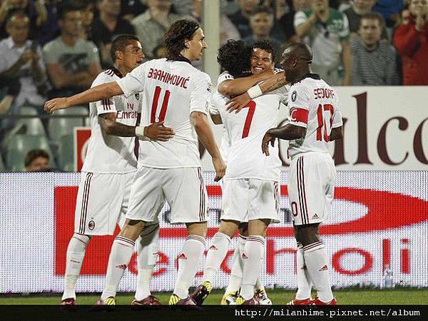 Milan-2011-0410-Fiorentina-PatoGoal歡慶-巴西雙子星2.jpg