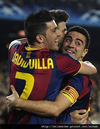 2011-0406-CLBest8-Barca-Xavi隊長有喜感-Villa-Pique-hug.jpg