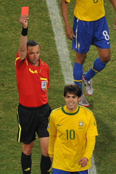 Kaka-wc2010-領紅牌2a.jpg