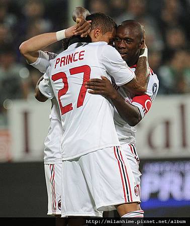 Milan-2011-0410-Fiorentina-王子的擁抱.jpg