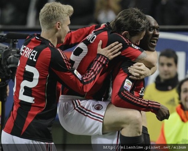 Milan-2011-0212-funny-惡童的擁抱-cassano-seedorf.jpg