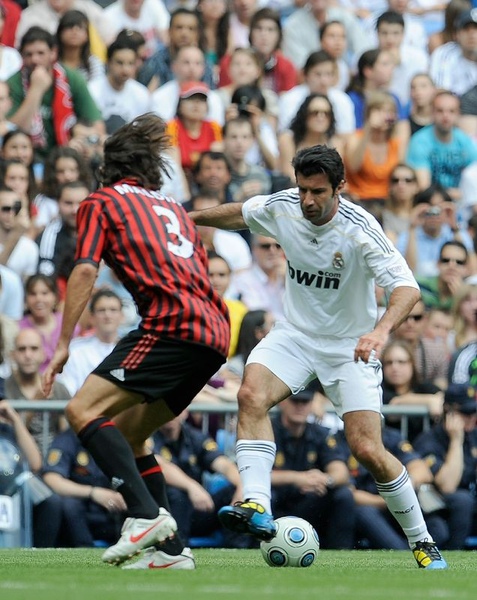 Milan-RM-20100530-Maldini-Figo.jpg