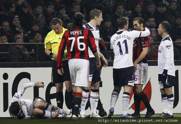 Milan-2011-0215-CL-Hotspur-衝突Flamini-Yepes.jpg