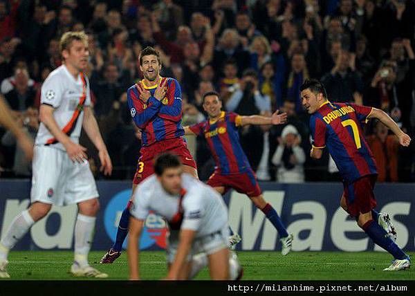 2011-0406-CLBest8-Barca-Pique-22慶功式-重點在Xavi.jpg