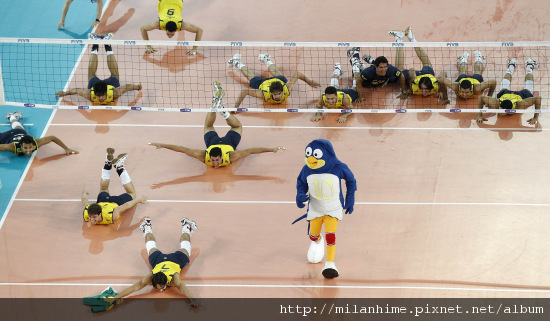 FIVB-WorldChampionshipItaly2010-1010-巴西win-giba隊長帶頭滑地板.JPG