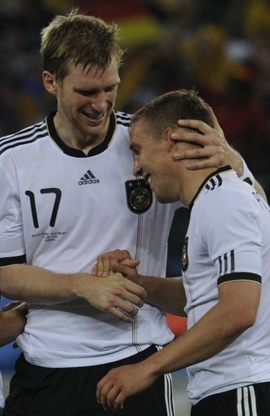 WC2010-0613德-大巨人小矮人德國版-Podolski-Mertesacker.jpg