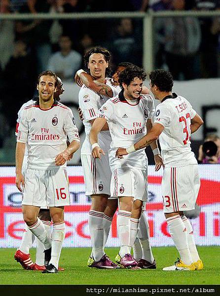 Milan-2011-0410-Fiorentina-PatoGoal歡慶-巴西雙子星3.jpg