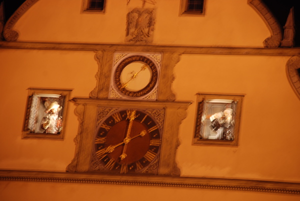 到了羅騰堡 市政廳山牆的故事報時鐘
