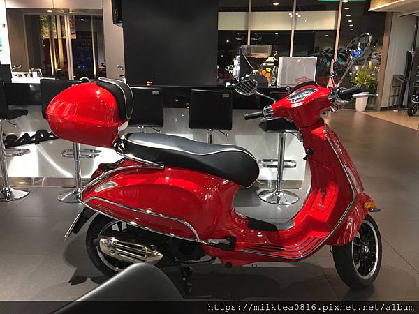 來一騎vespa 紅色衝刺偉士牌騎回家要多少錢 內湖旗艦店試騎就會愛上 來一杯奶茶吃喝玩樂生活分享 痞客邦