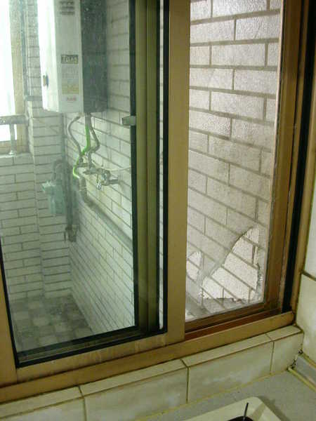 廚房紗窗破洞