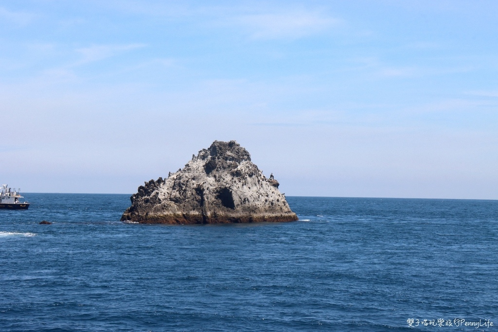 此生必去！基隆嶼一日遊-環島海景步道、登頂跟燈塔拍美照、海上