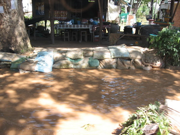 河水氾濫，屋子都是架高在蓋