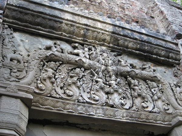 Preah Ko最需要注意的，用灰泥塑成的門楣