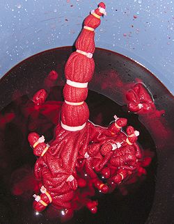 250px-Abbindebatik_im_Farbbad.jpg