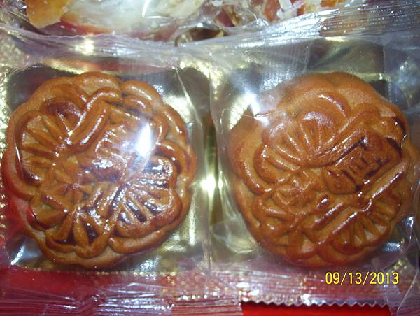 Moon cakes from Kenny Chen 013.JPG