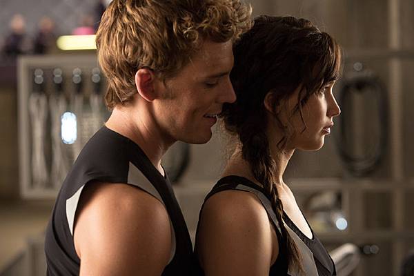 Official-Catching-Fire-Image-Katniss-Finnick-Training-Center