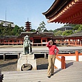 日本的廟宇很多都是橘色的(廣島的神社)