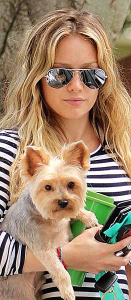 0509 Hilary-Duff-ray-ban-aviator-silver-sunglasses.jpg