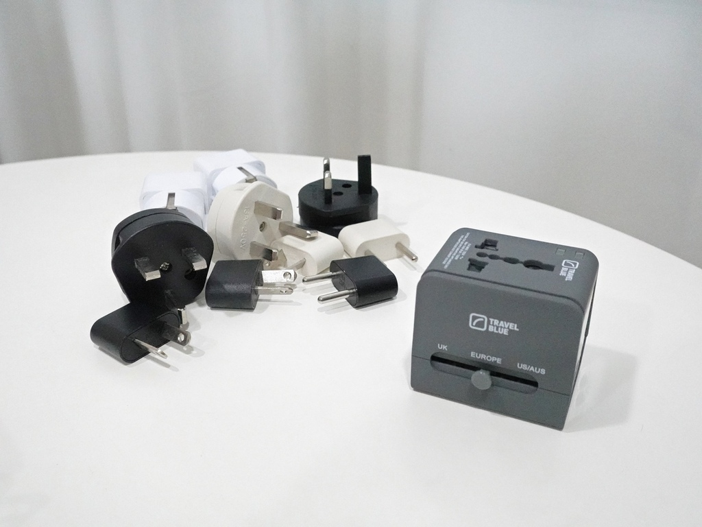 Travel Blue 藍旅萬國轉接插頭 (2).jpg