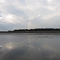 天空的另一端正下著雨