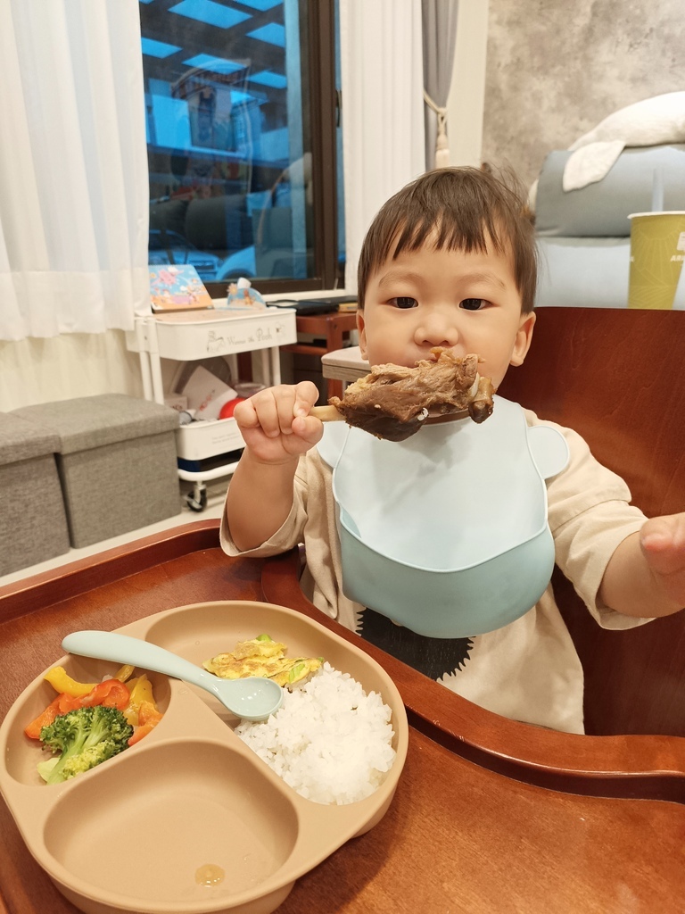 【媽咪學苑開箱】赫媽咪寶寶矽膠餐具+育兒好物實測!新手媽咪必 【媽咪學苑開箱】赫媽咪寶寶矽膠餐具+育兒好物實測!新手媽咪必