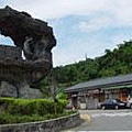 緊鄰菁桐車站的菁桐老街 ，短短約百公尺，挨著鐵道而行，石板地磚上述說著地礦業史，街上有懷舊礦工食堂、鐵道紀念品商店、楊家雞捲等熱門店家，是遊客麋及的熱門