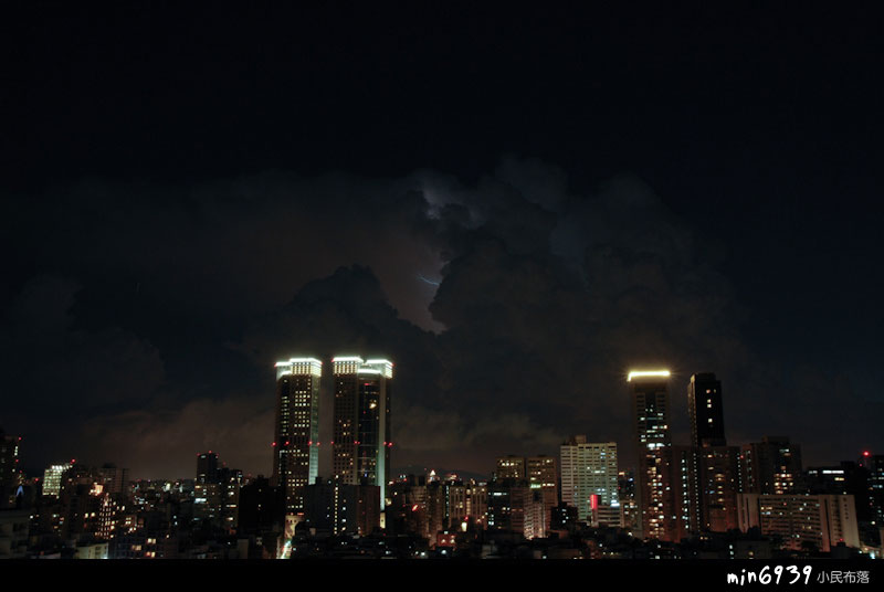 雲中不斷竄出電"絲" 雲中不斷竄出電"絲"