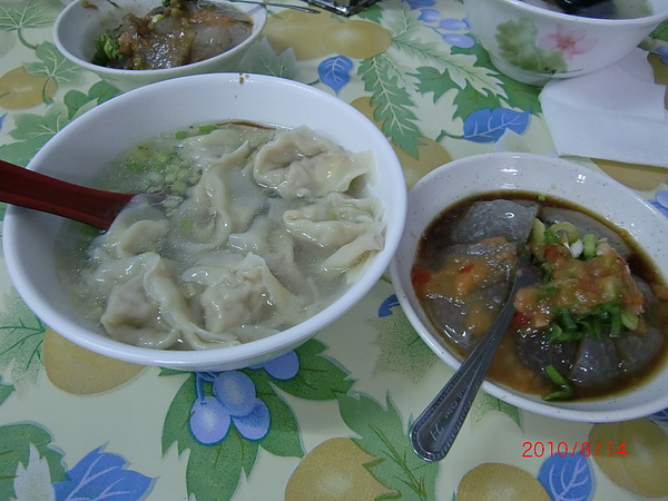 這裡都所謂的"一套"，肉圓+餛飩湯....