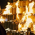 Joker-billionaire-burning-money.jpg