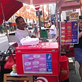 終於見到一面有名攤販點心-餅乾夾冰淇淋