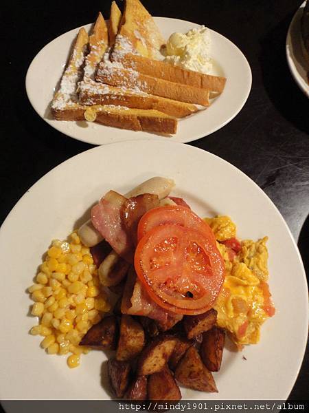 Brunch 2.女王早餐(附法式吐司+菠菜蕃茄炒蛋、薯塊、培根、早餐牛小腸、豬肉火腿片、玉米、烤番茄片)