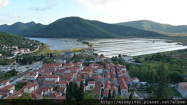 眺望小鎮美景,眼前的方格是鹽田, 此地盛產海鹽