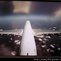 座位前的螢幕可以監看飛機外的影像, so cool.