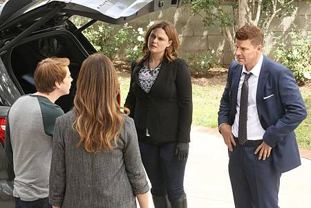 Bones 12x05-05.jpg Bones 12x05-05.jpg