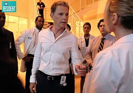 The Resident 2x1 (3).jpg The Resident 2x1 (3).jpg