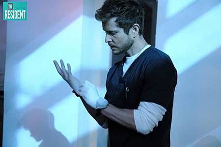 The Resident 2x1 (6).jpg The Resident 2x1 (6).jpg