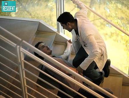 The Resident 2x1 (7).jpg The Resident 2x1 (7).jpg