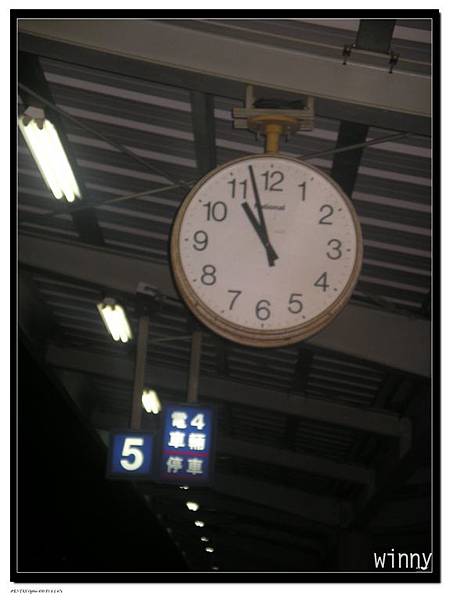 半夜十一點的松山車站時鐘.jpg