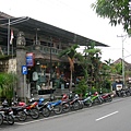 Ubud烏布街上商店與停整齊的摩托車