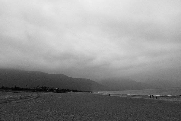 濃霧瀰漫的七星潭海灘