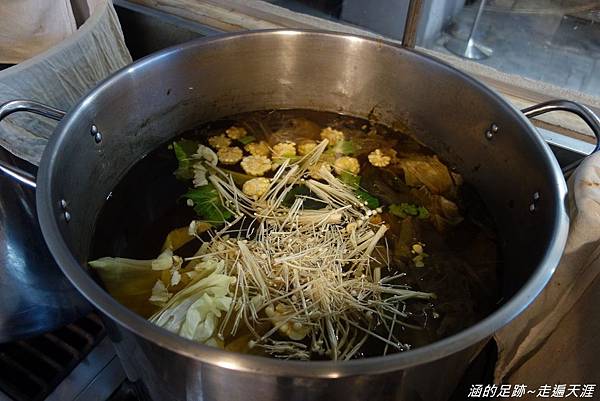 [食記] 台北東區微風 - 農場餐桌 鍋物料理 ~ 蛤蠣滴雞