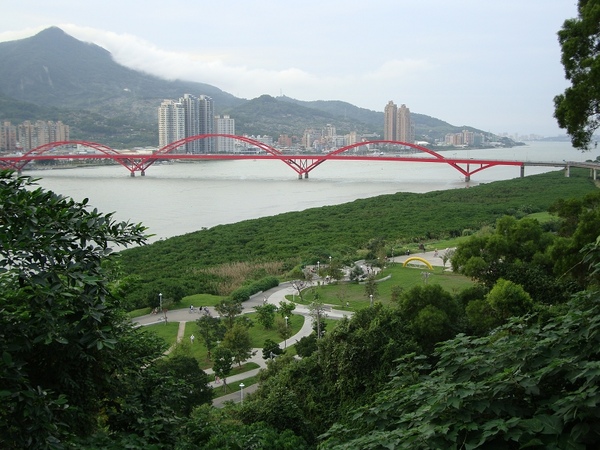 關渡大橋和河濱公園