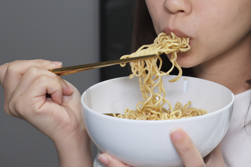 〖 美食 〗金博家辣椒先生 老蕭泡麵 薑爆塔香口味 超好吃！味道夠台才對味 (1).jpg